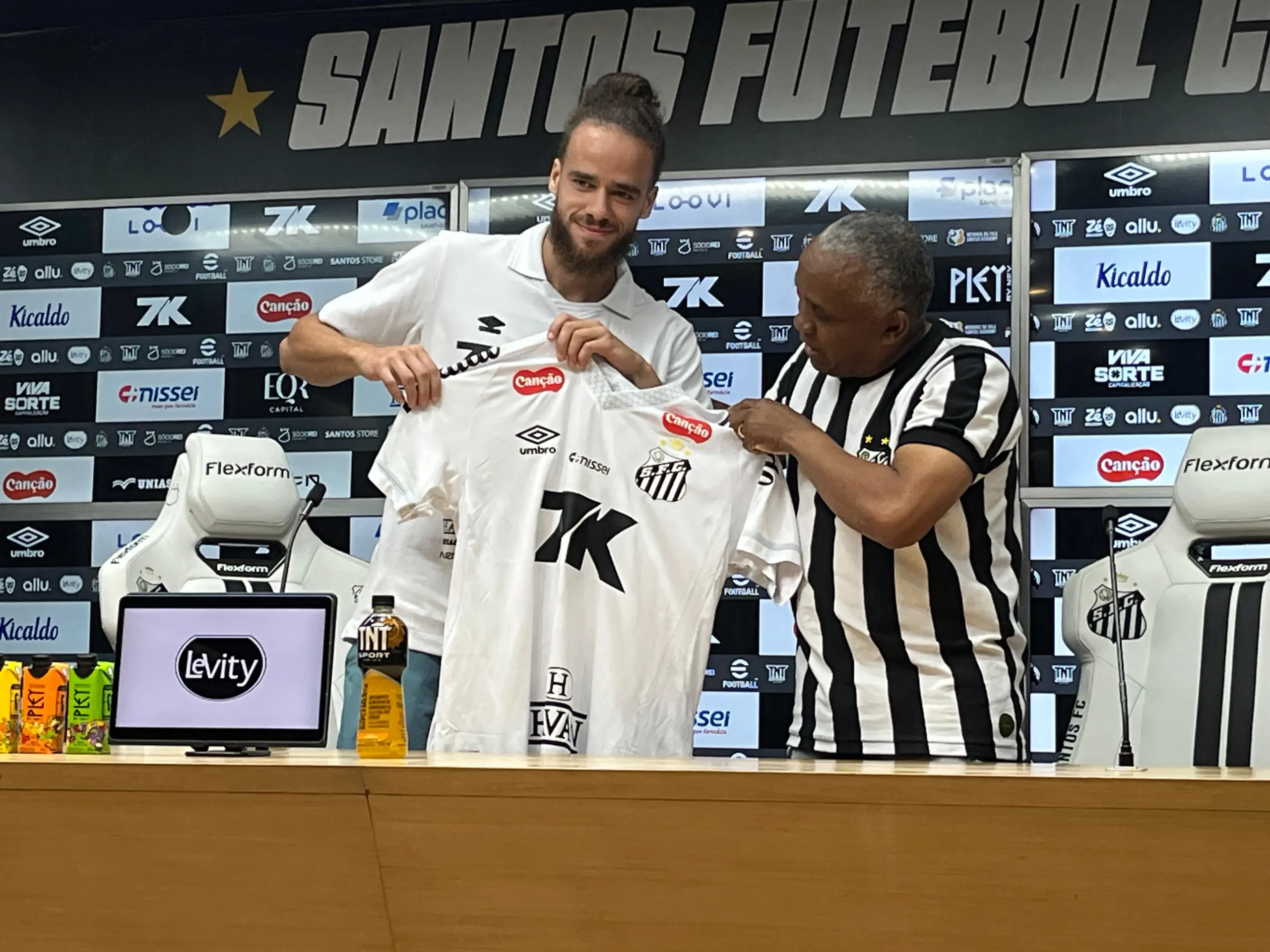 Billal Brahimi explica ida ao Santos e se diverte com brincadeiras sobre nome: “Achei engraçado”