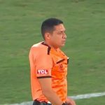 Árbitro rouba cena com equipamento inusitado em Flamengo x Racing