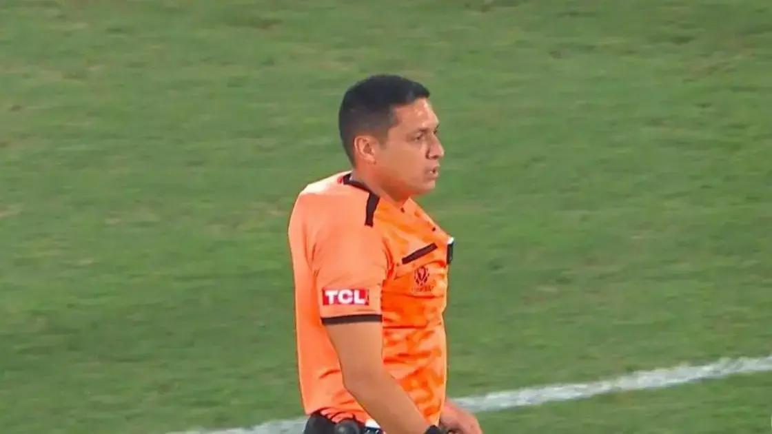 Árbitro rouba cena com equipamento inusitado em Flamengo x Racing