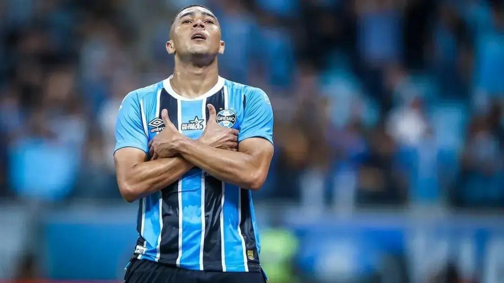 Carlos Vinícius comemora gol marcado na vitória do Grêmio