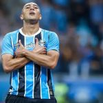 Carlos Vinícius comemora gol marcado na vitória do Grêmio
