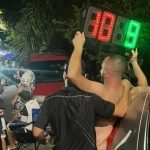 Com placa de substituição, torcida inova em comemoração de título