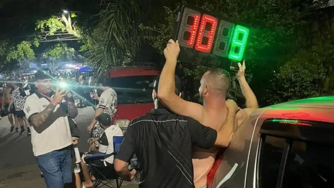Com placa de substituição, torcida inova em comemoração de título