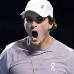 De virada, João Fonseca vence Shapovalov na estreia em Paris