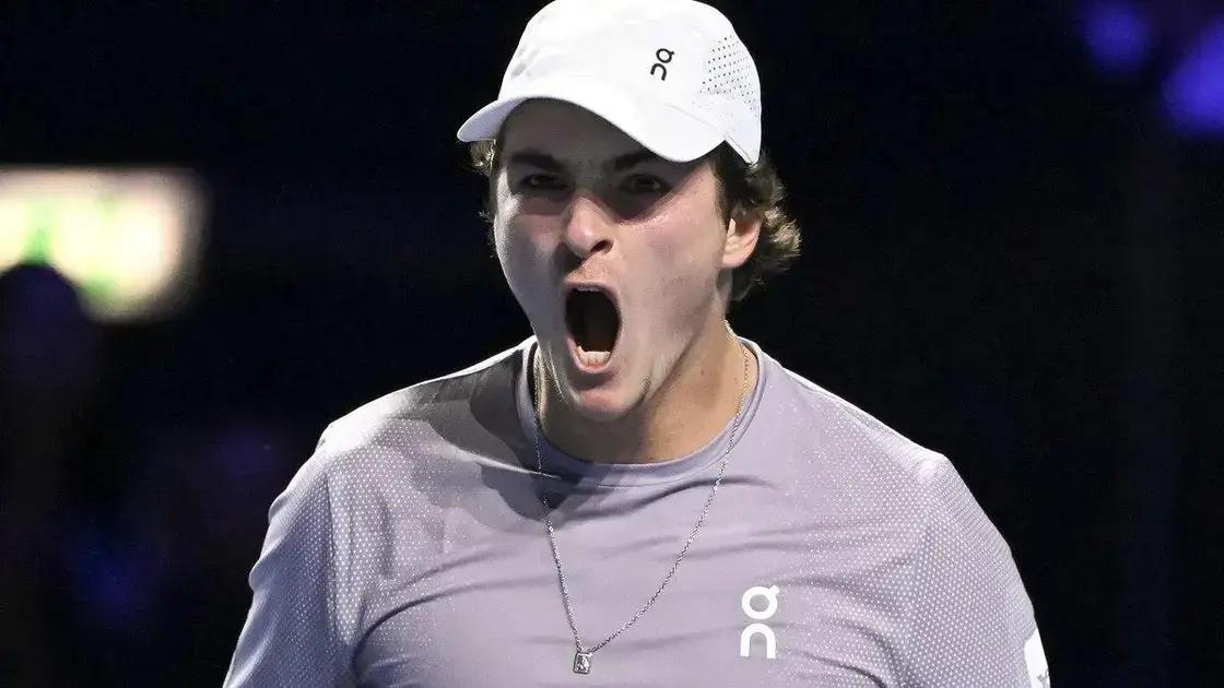 De virada, João Fonseca vence Shapovalov na estreia em Paris