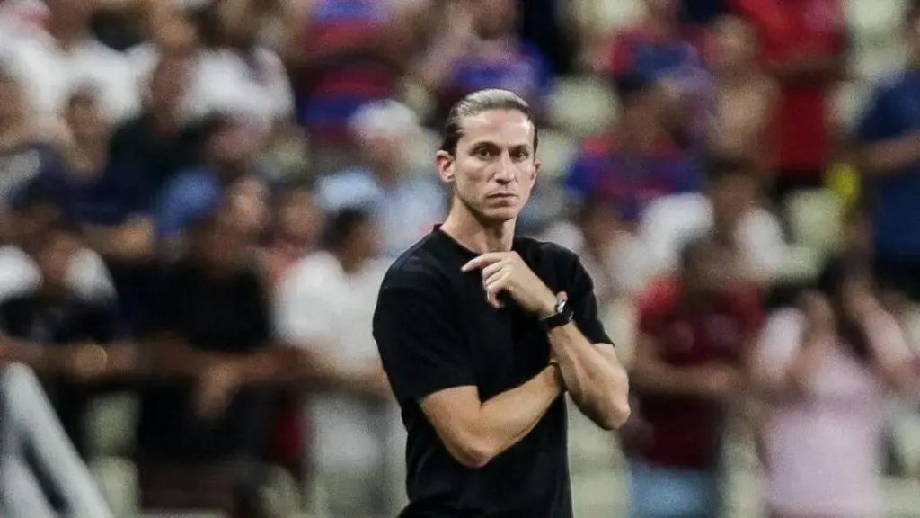 Filipe Luís critica 1º tempo da equipe em derrota: 'Muito abaixo'