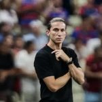 Filipe Luís critica 1º tempo da equipe em derrota: 'Muito abaixo'