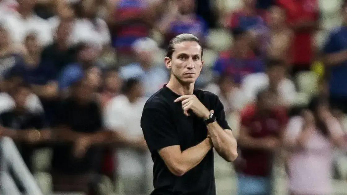 Filipe Luís critica 1º tempo da equipe em derrota: ‘Muito abaixo’