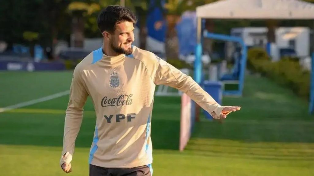 Flaco López dá assistência em estreia pela Argentina
