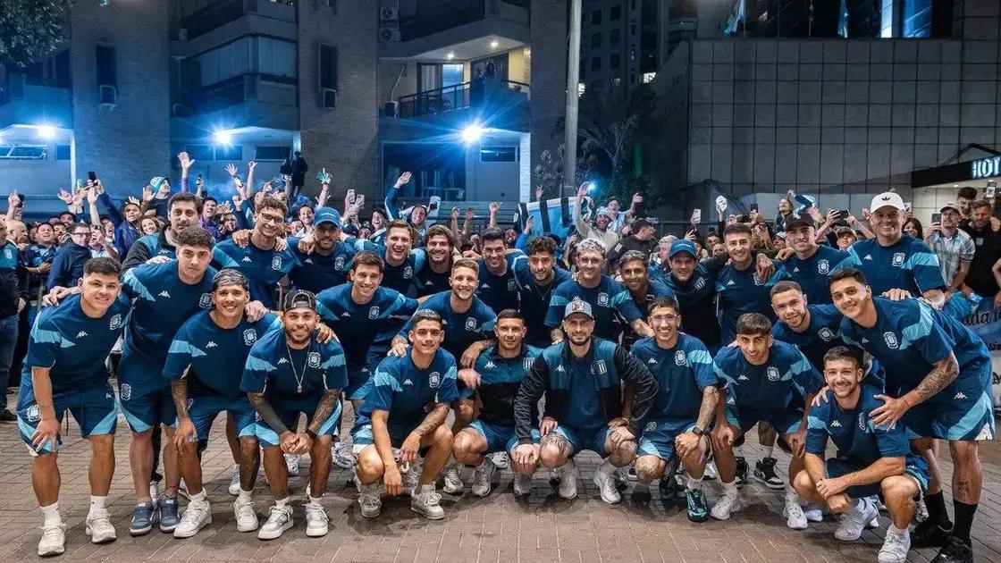 Inversão de papéis: jogadores do Racing ‘tietam’ torcida no Rio