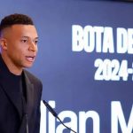 Mbappé durante discurso da Chuteira de Ouro