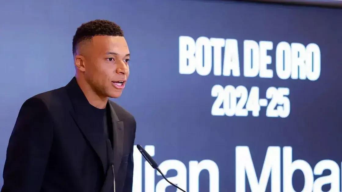 Mbappé durante discurso da Chuteira de Ouro