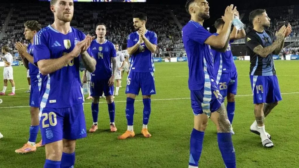 'Monstros que tenho ao lado', diz Flaco López sobre seleção