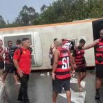 Ônibus de torcida do Flamengo tomba e fecha totalmente a Dutra