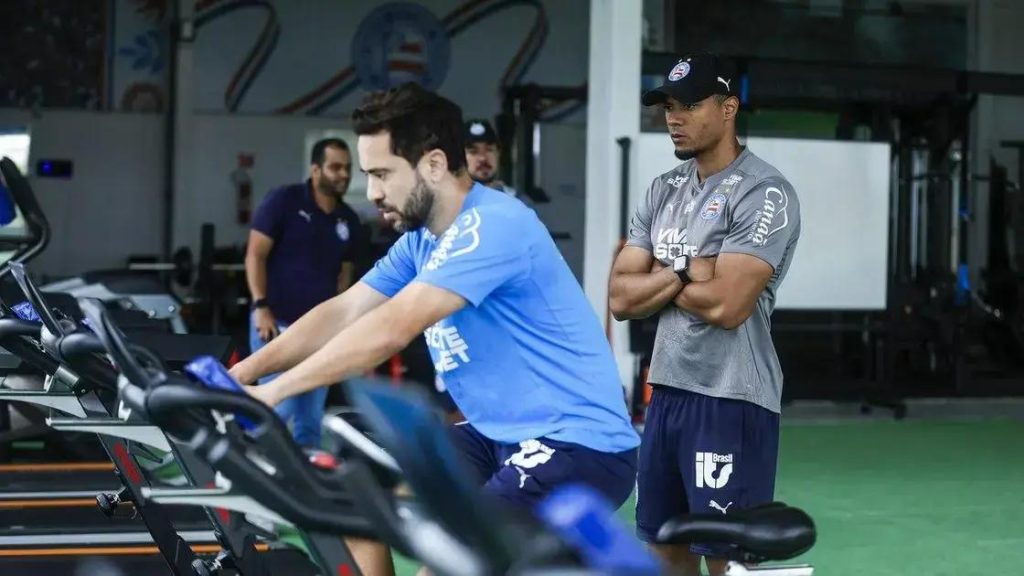 Recuperado de câncer, Everton Ribeiro volta a treinar no clube