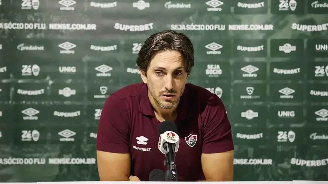 Renê tenta o lançamento em derrota do Fluminense Lucas Merçon