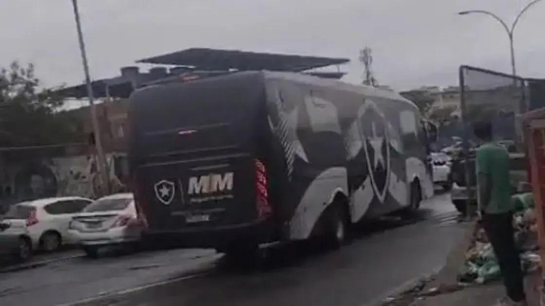 Tiroteio interrompe trajeto de ônibus do Botafogo no RJ