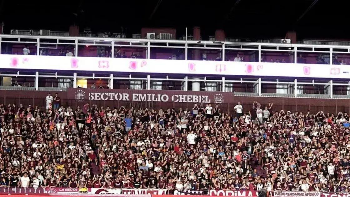 Torcida do Lanús vaia ato contra racismo da Conmebol