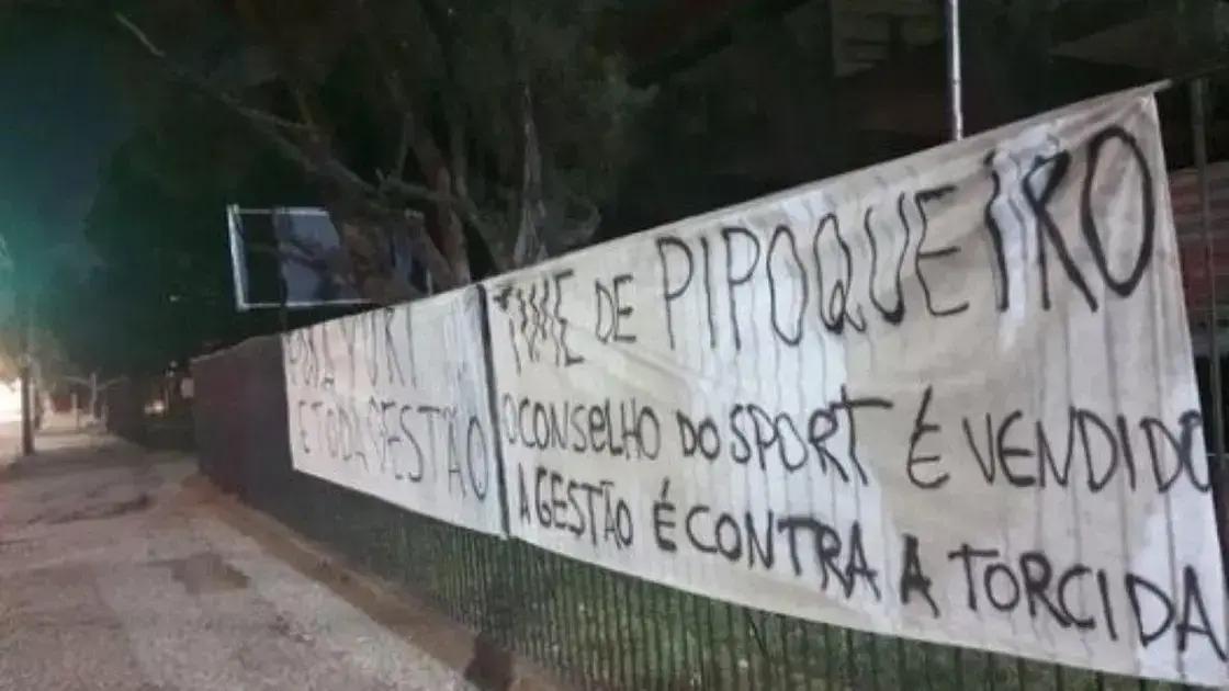Torcida do Sport protesta contra o presidente Yuri Romão