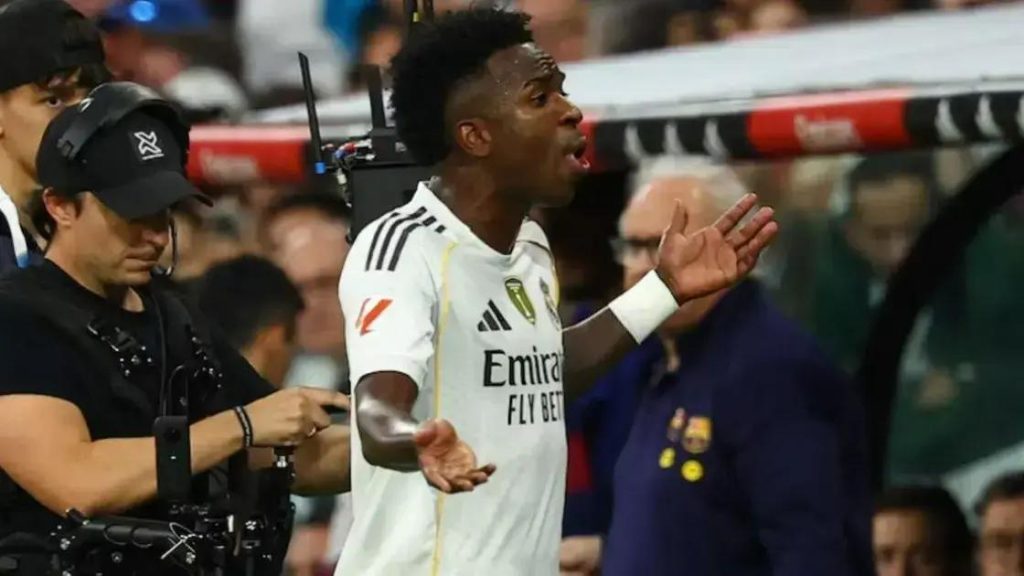 Vinícius Júnior sai inconformado de campo ao ser substituído