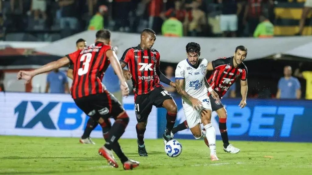 Vitória aproveita vacilos para superar maior rival