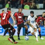 Vitória aproveita vacilos para superar maior rival