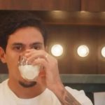 Pedro faz publi bebendo leite após recomendação de jornalista