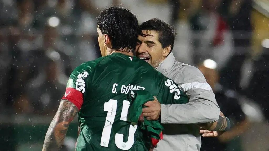 Abel Ferreira abraça Gustavo Gómez após título no Paulistão