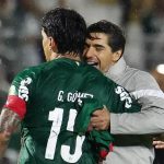 Abel Ferreira abraça Gustavo Gómez após título no Paulistão