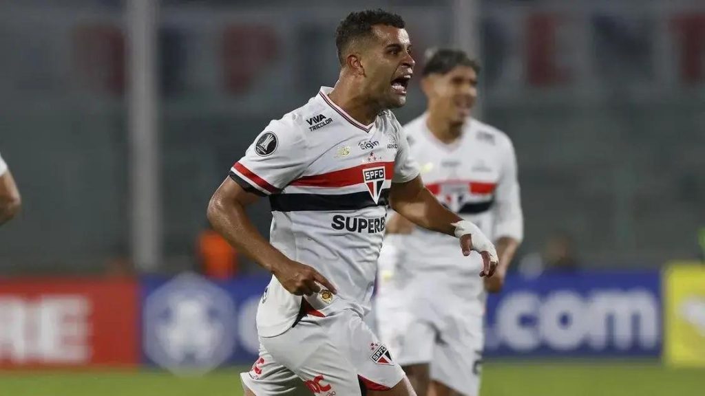 Alisson se declara ao São Paulo: 'Carinho enorme pelo torcedor'