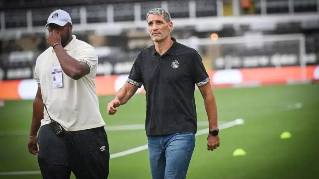 Após Crespo e Filipe Luís, Vojvoda entra na mira do 'paredão'