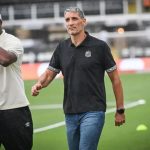 Após Crespo e Filipe Luís, Vojvoda entra na mira do 'paredão'