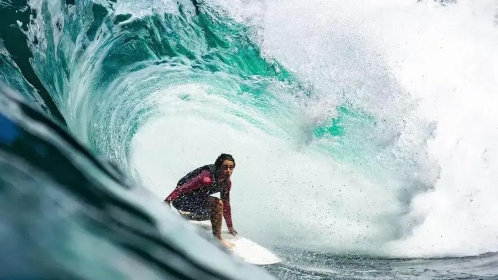 Gabriel Sampaio vira herói em Nazaré e disputa maior onda da temporada