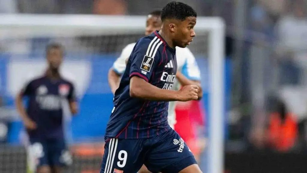 Jornal espanhol vê Endrick com traços de Messi em derrota do Lyon