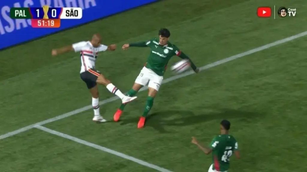 Mão do zagueiro Gustavo Gómez, do Palmeiras, na semifinal do Paulistão, contra o São Paulo, ainda gera polêmica nas redes