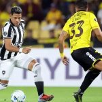 Matheus Martins salva, e Botafogo busca empate contra o Barcelona