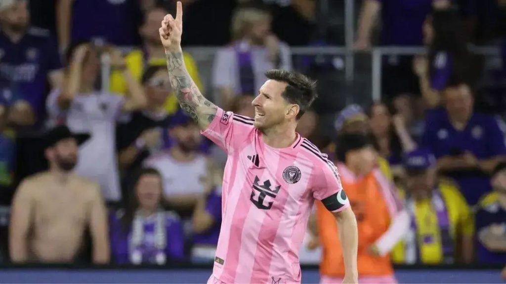 Messi anota gol de falta e encosta em marca de Marcelinho Carioca