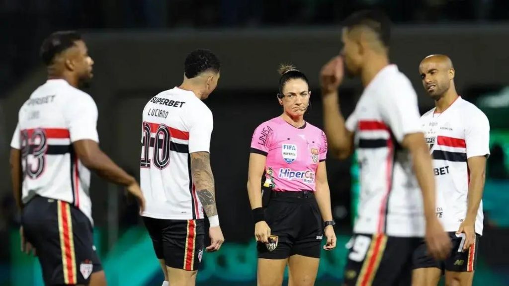 Pênalti não marcado gera polêmica na semifinal entre Palmeiras e São Paulo