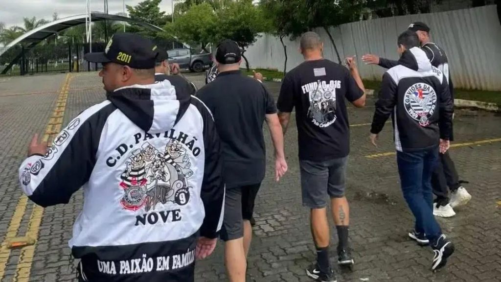 Protesto torcida Corinthians no CT contra jogadores