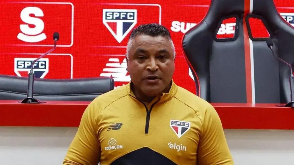 Torcida do São Paulo cria site pedindo demissão de Roger Machado